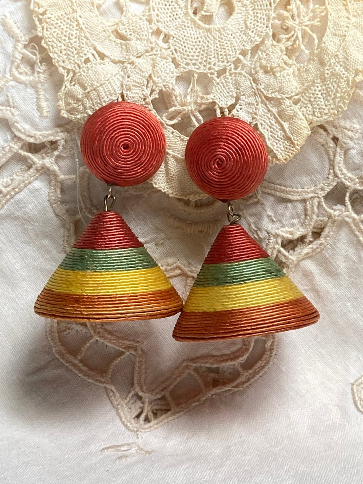 Vintage 90s Festive Classic Hawaii dangle earrings (clip on)